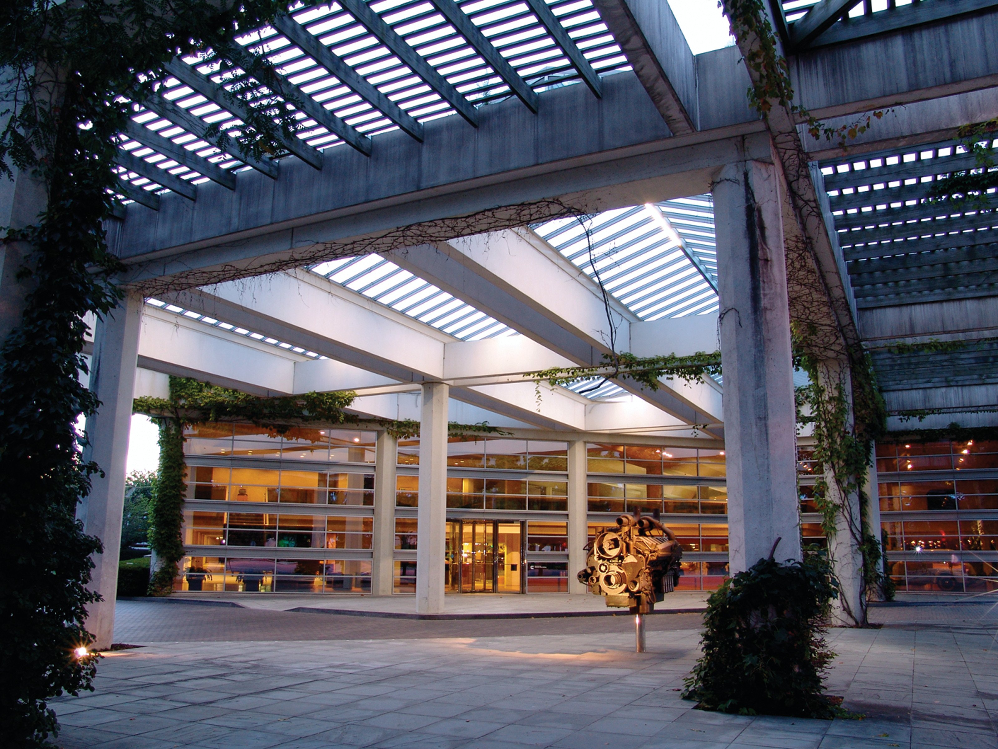 康明斯公司办公大楼于1984年完成，是康明斯公司的世界总部。