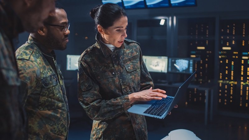 军事人员聚集在数据中心的笔记本电脑周围