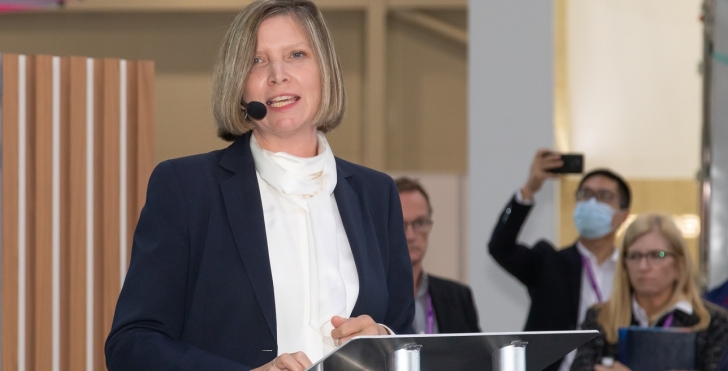 总裁兼首席执行官詹妮弗·鲁米西（Jennifer Rumsey）在2022年IAA运输节目中发表了关于康明斯产品环境福利的演讲。