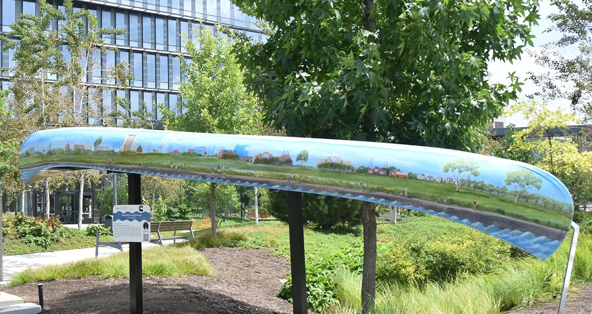 彩绘的艺术独木舟装置在康明斯办公室外