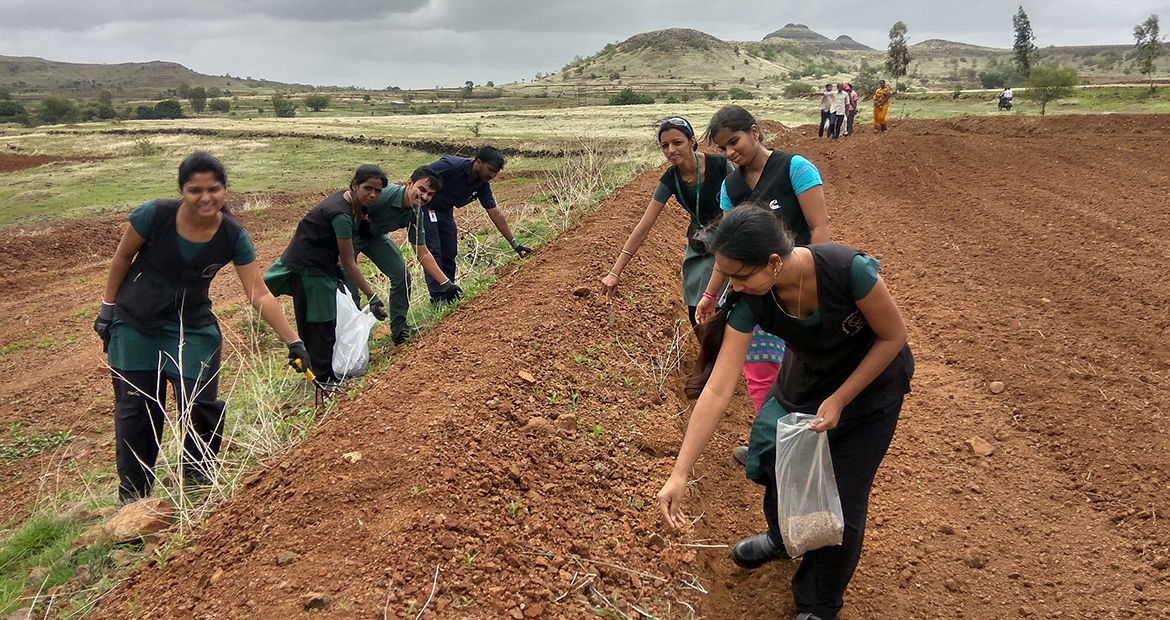 康明斯员工草籽项目在印度帮助社区节约用水。这张照片拍摄前COVID-19大流行。