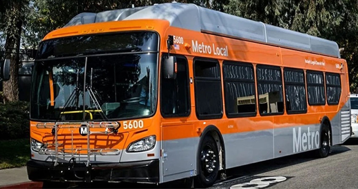橙色和灰色的地铁当地巴士停