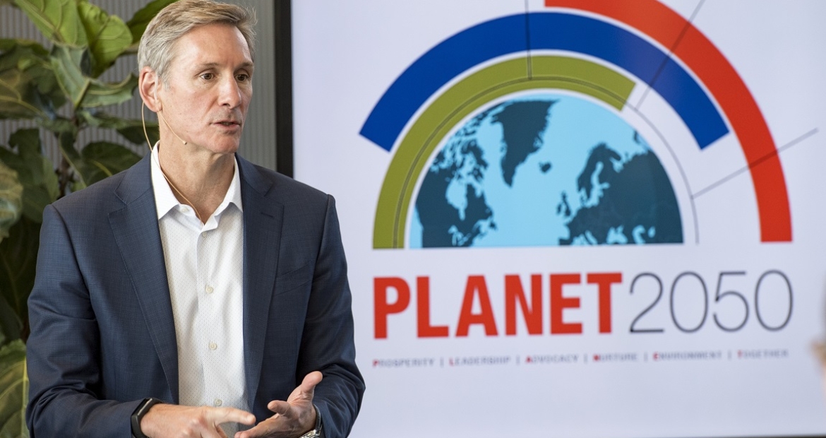 康明斯董事长兼首席执行官汤姆·莱恩巴尔（Tom Linebarger）在2019年推出了该公司的环境战略。