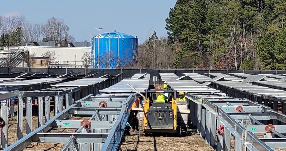 机组人员在北卡罗来纳州的康明斯的岩石安装发动机厂安装了一个太阳能电池板。