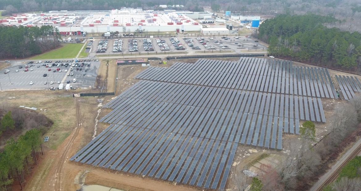 太阳能电池阵列的康明斯发动机厂在落基山市,北卡罗莱纳。