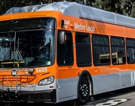 橙色和灰色的地铁当地巴士停