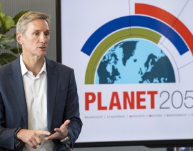 康明斯董事长兼首席执行官汤姆·莱恩巴尔（Tom Linebarger）在2019年推出了该公司的环境战略。
