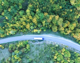 半卡车行驶在蜿蜒的小道穿过森林