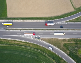 红色、黄色和白色巴士行驶高速公路